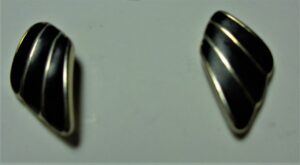 Small black wing posts, 3 sections with silver edge between