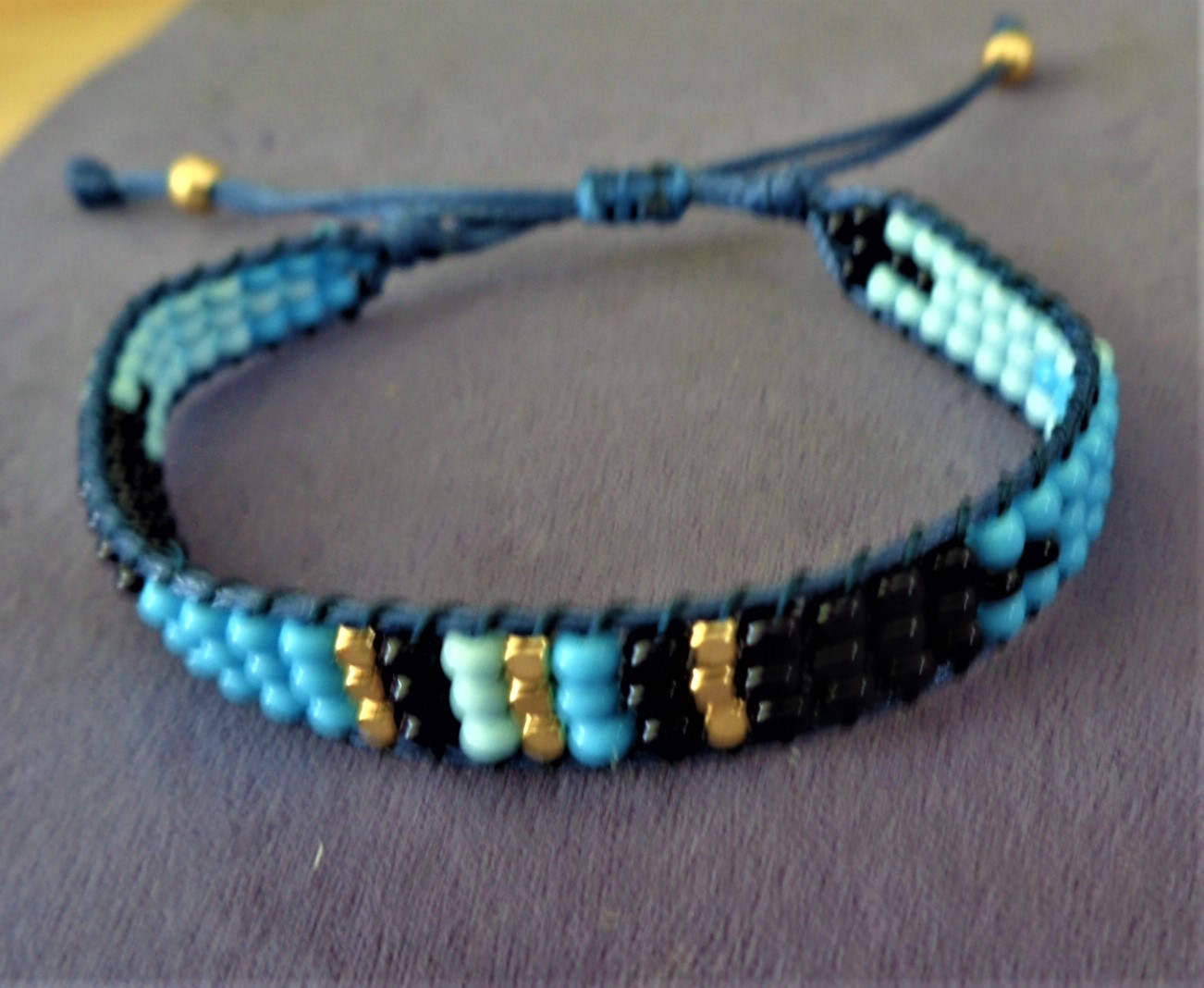 Beaded bracelet: blue & black
